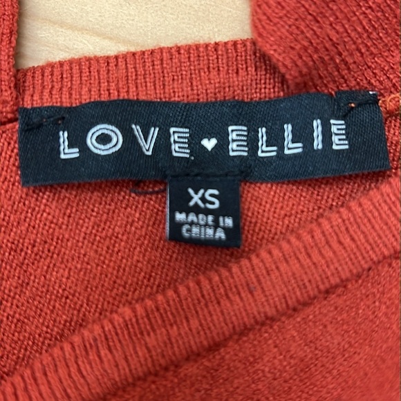 Love Ellie (Stitch Fix) Pullover Sweater Sz XS Rust V-Neck Back Detail NWOT - Picture 7 of 11